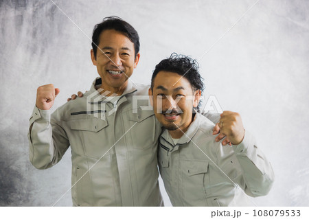 2人の作業服の男性 2人の作業服の男性 108079533
