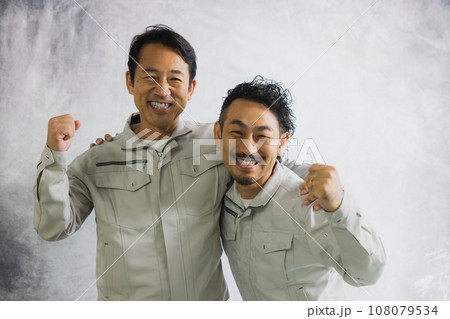 2人の作業服の男性　 108079534