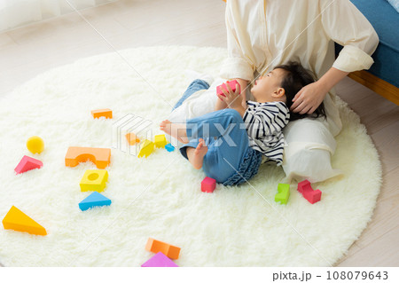 子供を抱っこするお母さん　　 108079643