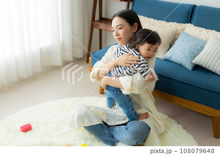 子供を抱っこするお母さん 子供を抱っこするお母さん 108079648