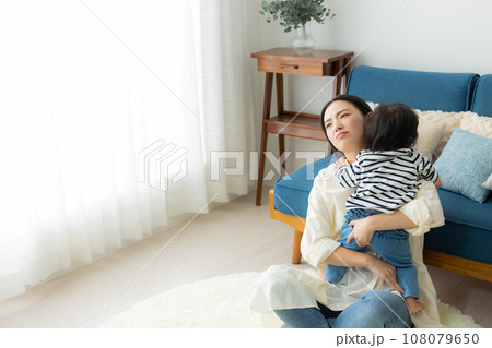 子供を抱っこするお母さん　　 108079650