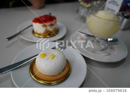 イタリア、パレルモのパティスリーにてケーキとグラニータ 108079816