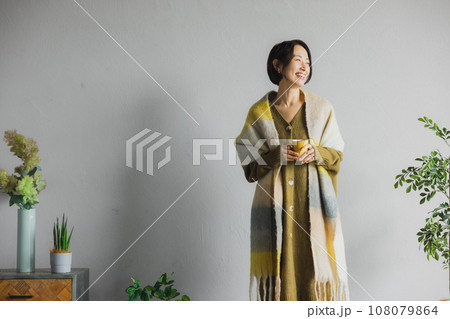 ニットのミドル女性　 108079864