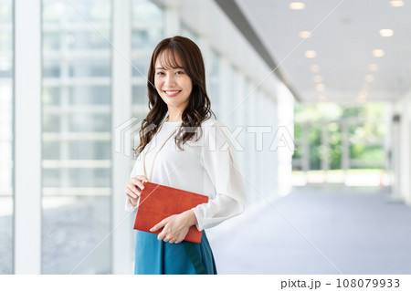 オフィスのビジネスウーマン オフィスのビジネスウーマン 108079933