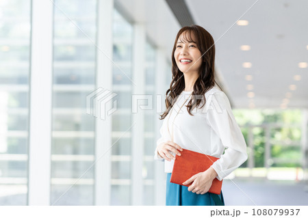 オフィスのビジネスウーマン  オフィスのビジネスウーマン  108079937