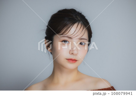 茶色のオフショルの女性 茶色のオフショルの女性 108079941