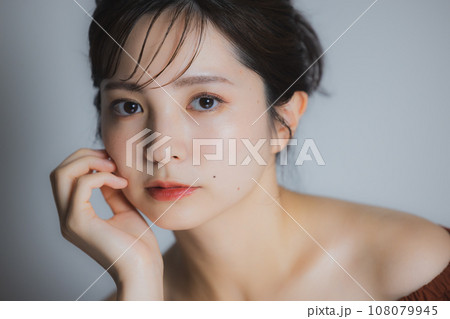 茶色のオフショルの女性　　　 108079945