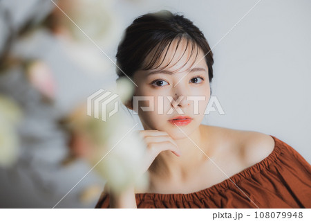 茶色のオフショルの女性 茶色のオフショルの女性 108079948