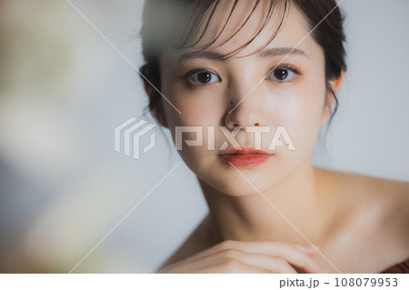 茶色のオフショルの女性　　　 108079953