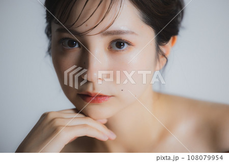 茶色のオフショルの女性　　　 108079954