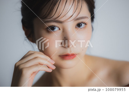 茶色のオフショルの女性　　　 108079955