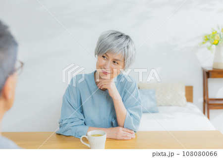 リビングのグレイヘアの夫婦 リビングのグレイヘアの夫婦 108080066
