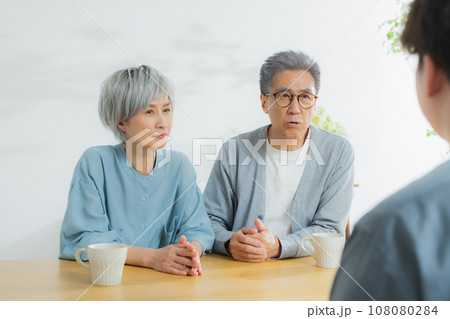 リビングのグレイヘアの夫婦と息子 リビングのグレイヘアの夫婦と息子 108080284
