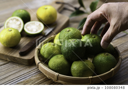 青い柚子 ゆず まだ青さが残る柚子 108080348