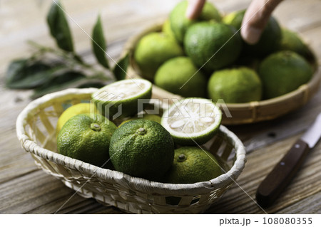 青い柚子 ゆず まだ青さが残る柚子 108080355