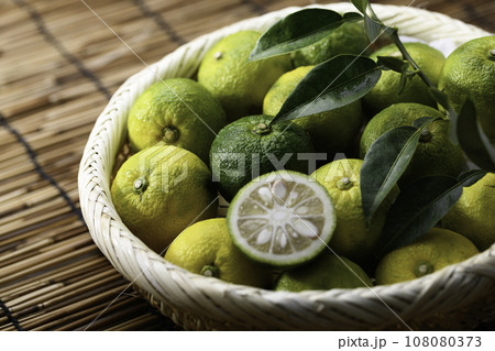 青い柚子 ゆず まだ青さが残る柚子 108080373