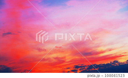 埼玉県川口市の夕焼け空の風景 108081523