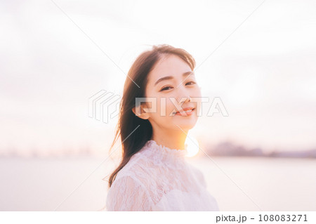 夕日背景のビューティーイメージ 夕日背景のビューティーイメージ 108083271