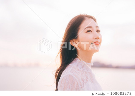 夕日背景のビューティーイメージ 夕日背景のビューティーイメージ 108083272