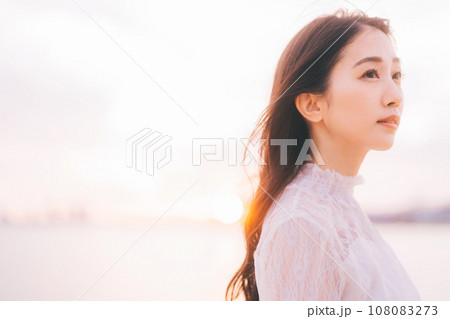 夕日背景のビューティーイメージ 108083273
