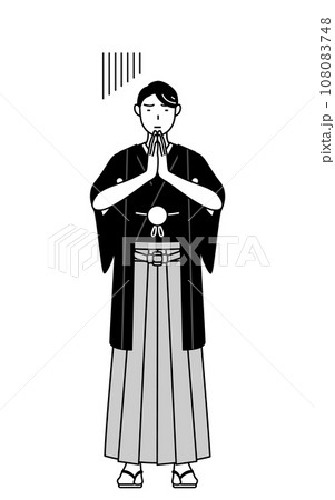 体の前で手を合わせて謝る紋付袴姿の男性 108083748