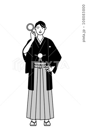 虫メガネをのぞく紋付袴姿の男性 108083800