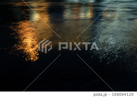 雨が降る夜 108084120