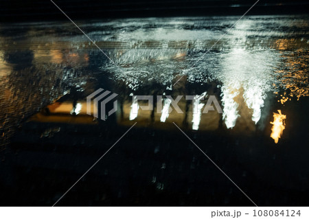 雨が降る夜 108084124
