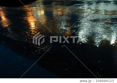 雨が降る夜 108084125