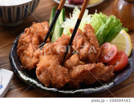 唐揚げ 唐揚げ定食 サラダと味噌汁 赤だし 付き カリカリに揚げた 鶏の唐揚げ 唐揚げ 唐揚げ定食 サラダと味噌汁 赤だし 付き カリカリに揚げた 鶏の唐揚げ 108084161