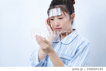 体調の悪い女性イメージ 体調の悪い女性イメージ 108084185