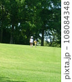 公園で遊ぶ親子 108084348