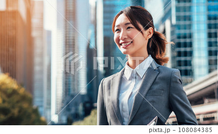 朝日を浴びるビジネスウーマン　AI生成画像 108084385