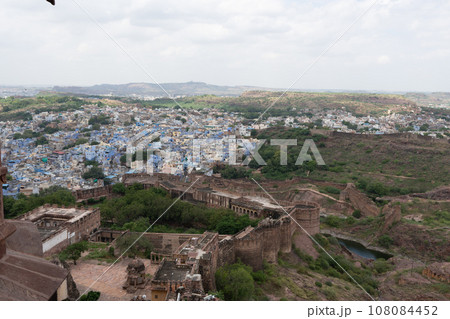 Overlooking the old town of Jodhpur, the "Blue City" composed of Brahmin houses. 108084452
