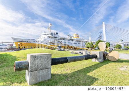 青森県青森市　青函連絡船メモリアルシップ八甲田丸とそのスクリュー 108084974