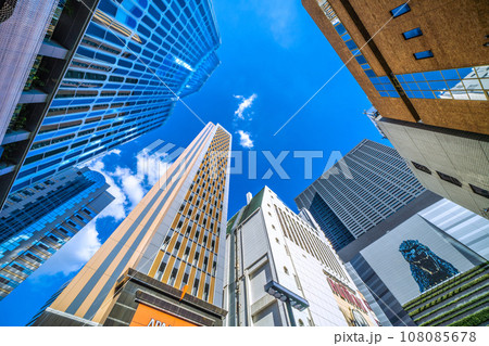 日本の東京都市景観 東急歌舞伎町タワーなどを望む 108085678