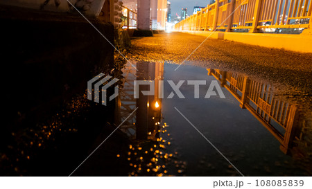 雨上がりの橋の上 108085839