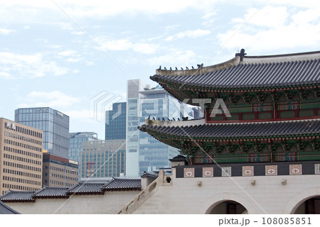 ソウルにある景福宮(キョンボックン)の光化門(クァンファムン)内側から見た近代ビル群とのコントラスト ソウルにある景福宮(キョンボックン)の光化門(クァンファムン)内側から見た近代ビル群とのコントラスト 108085851