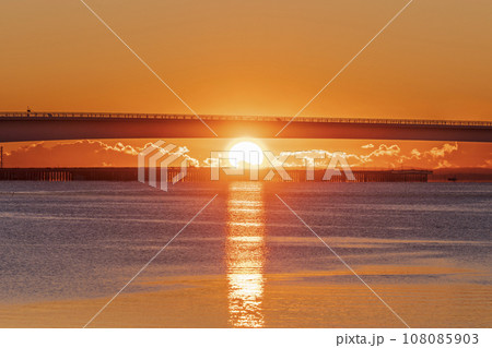 多摩川スカイブリッジと朝日【東京都・大田区－神奈川県・川崎市】 108085903