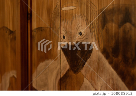 木の扉に河童の絵 木の扉に河童の絵 108085912