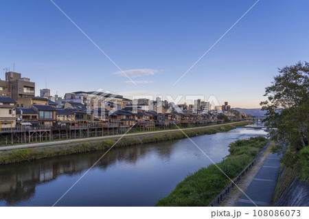 早朝の京都 四条大橋からの眺め 鴨川納涼床 早朝の京都 四条大橋からの眺め 鴨川納涼床 108086073