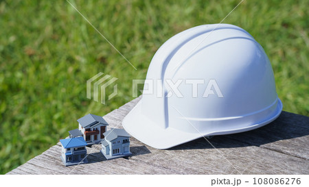 ヘルメットと模型の家 ヘルメットと模型の家 108086276