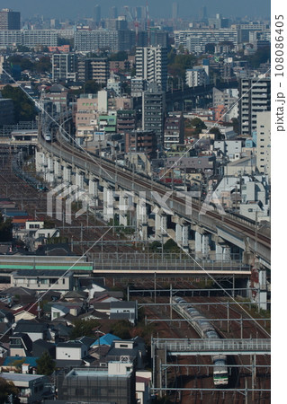 復刻運転された185系新幹線リレー号と副都心の街並み_2022/11/12撮影 復刻運転された185系新幹線リレー号と副都心の街並み_2022/11/12撮影 108086405