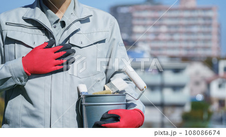 塗装道具を持つ作業服の男性｜リフォーム・塗装業者イメージ 108086674
