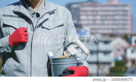 塗装道具を持つ作業服の男性｜リフォーム・塗装業者イメージ 108086675