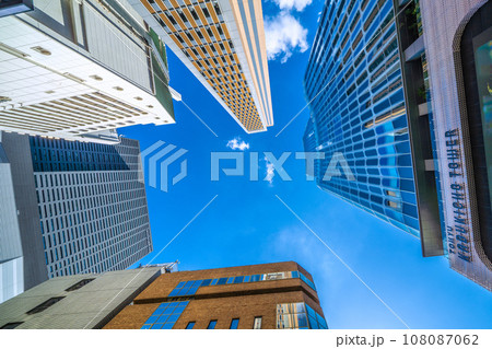 日本の東京都市景観 新宿の新たなシンボル「東急歌舞伎町タワー」などを望む。希望の時代へ 108087062