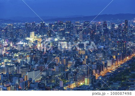 たくさんの高層ビルが建ちならぶ大阪中心地の夜景 108087498