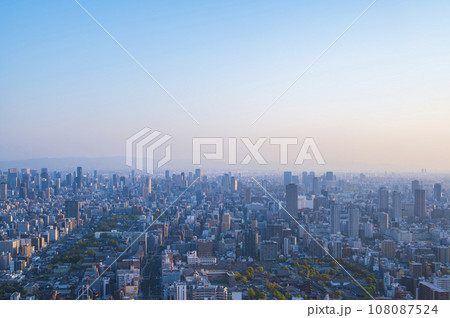 たくさんのビルが建ちならぶ大阪市街地の朝 108087524
