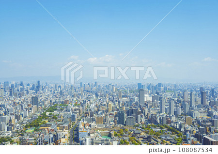 たくさんのビルが建ちならぶ大阪市街地 108087534