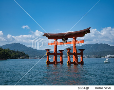 海上に立つ厳島神社の大鳥居 海上に立つ厳島神社の大鳥居 108087856